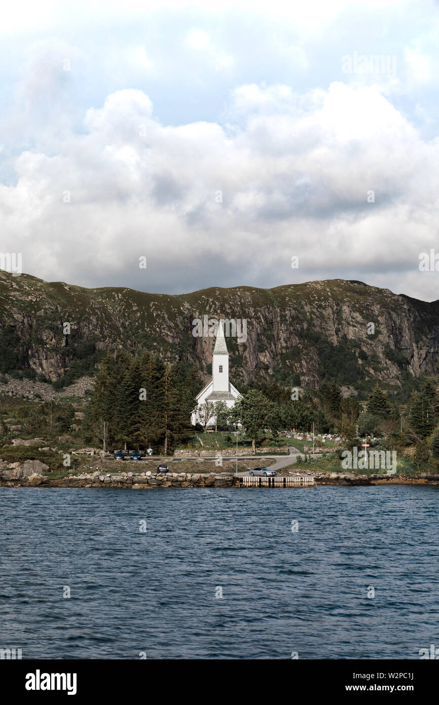 Église blanche comme vu du fjord près de Bergen, Norvège. Banque D'Images