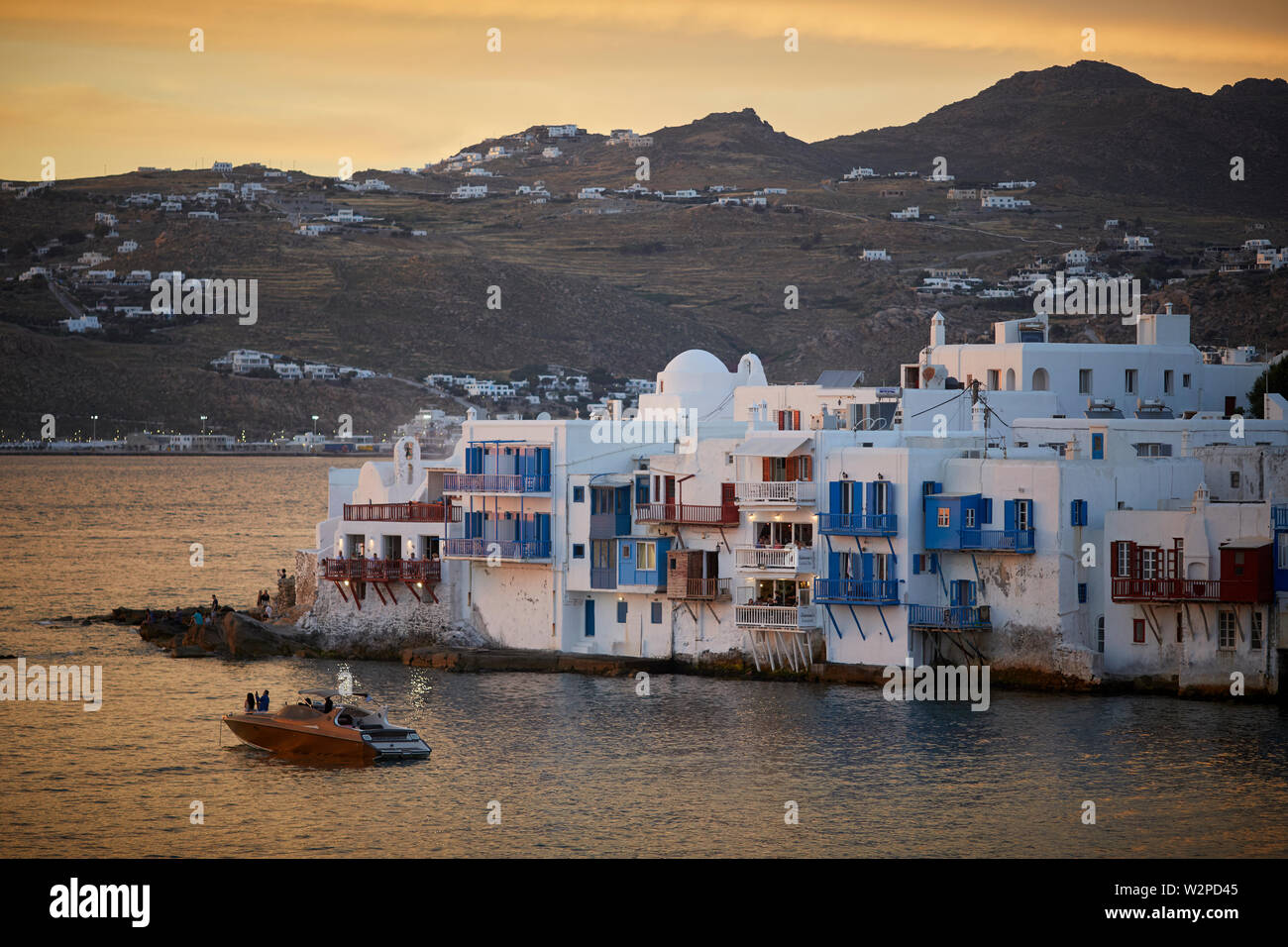 Mykonos, l'île grecque de Mikonos, partie des Cyclades, Grèce. port touristique vue Petite Venise ex maisons de pêcheurs au bord de l'eau ligne avec balcon h Banque D'Images Mykonos, l'île grecque de Mikonos, partie des Cyclades, Grèce. port touristique vue Petite Venise ex maisons de pêcheurs au bord de l'eau ligne avec balcon h Banque D'Images