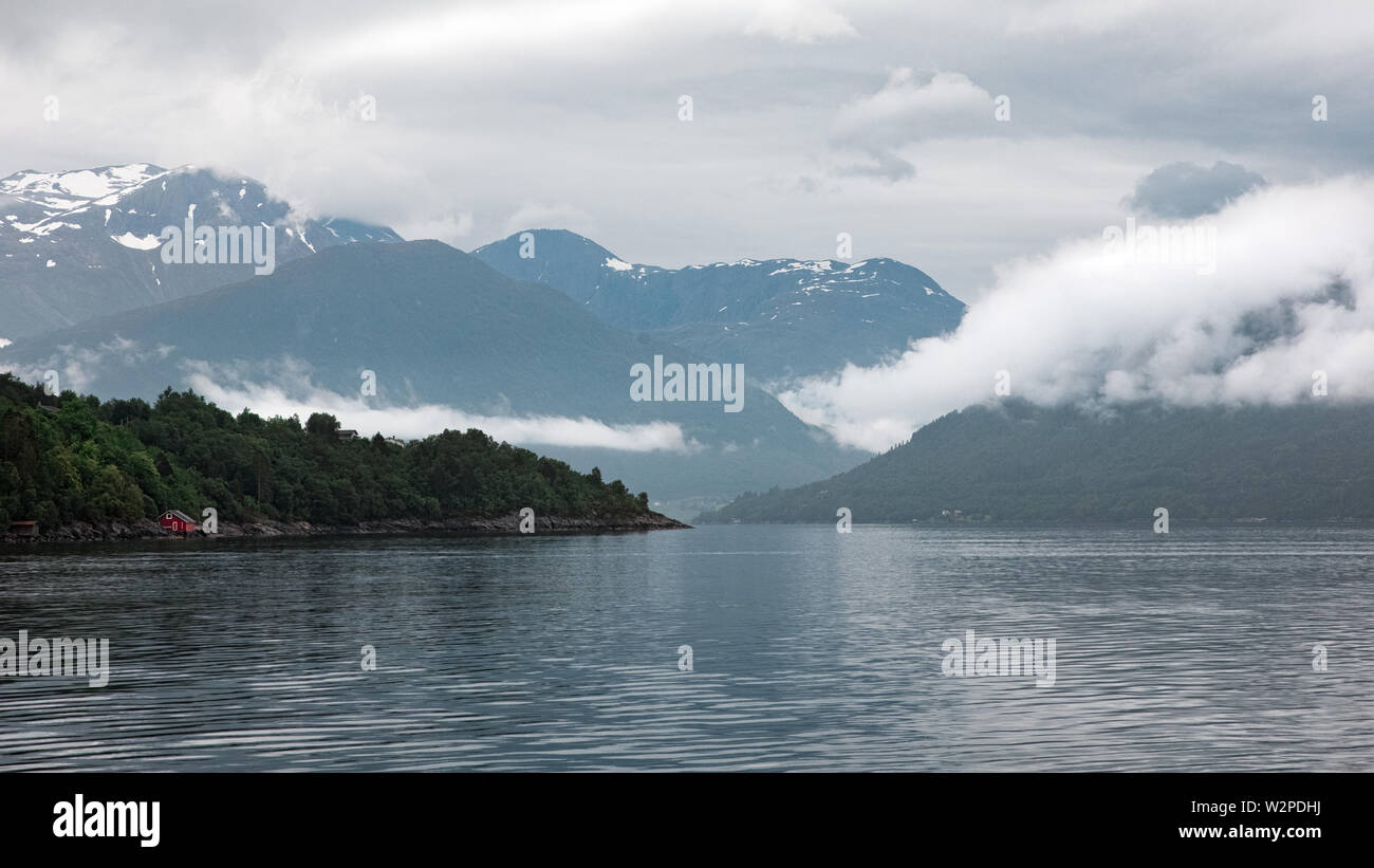 Une cabine unique sur la rive du fjord près de Volda, Norvège Banque D'Images