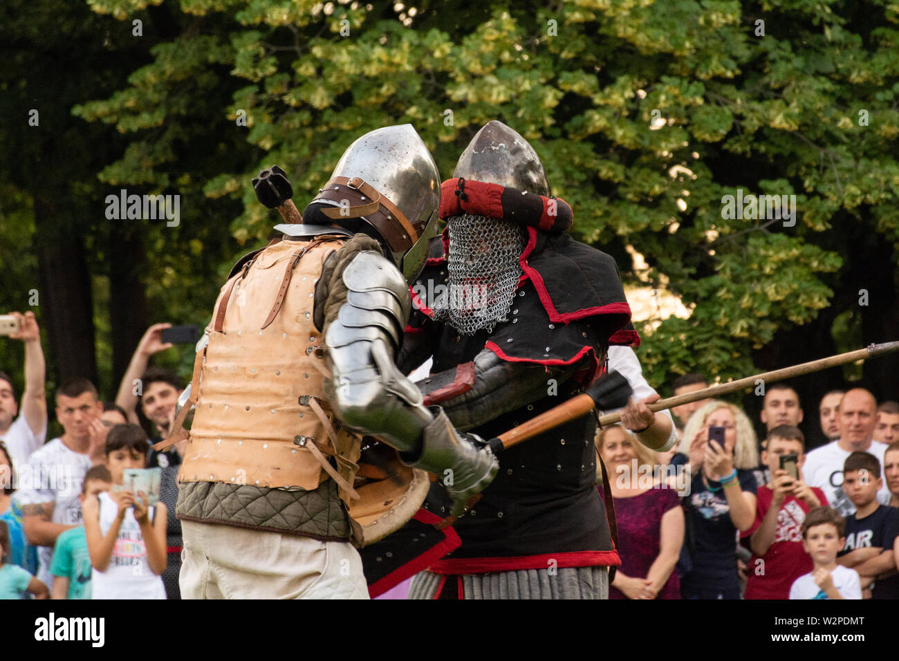 Nis, Serbie - 15 juin. 2019 Deux chevaliers en armure de protection et le casque se battre sur le champ de bataille. Reconstruction de batailles knight sur le festival Banque D'Images