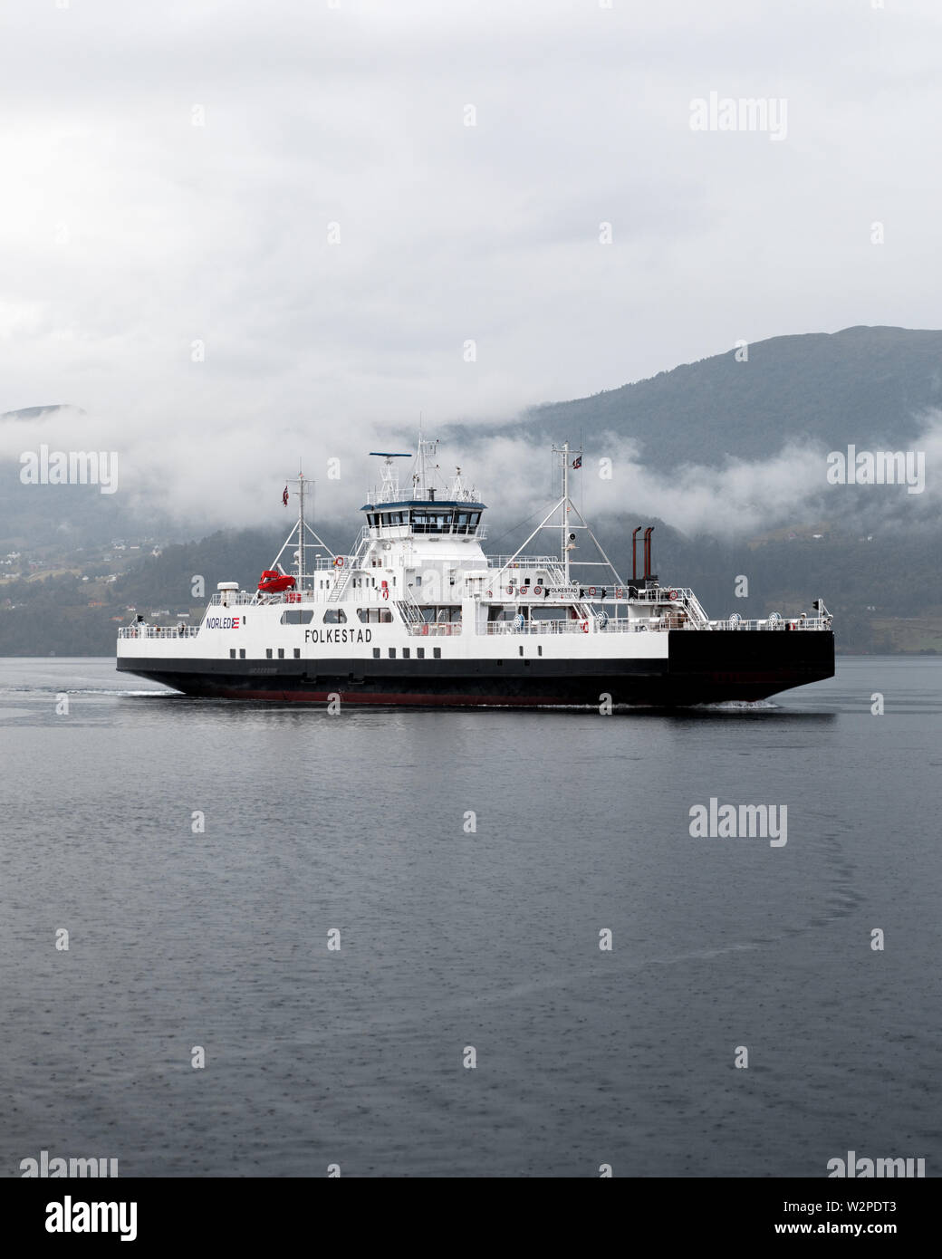 Ferry fjord norvégien apparaissant dans la brume. Banque D'Images