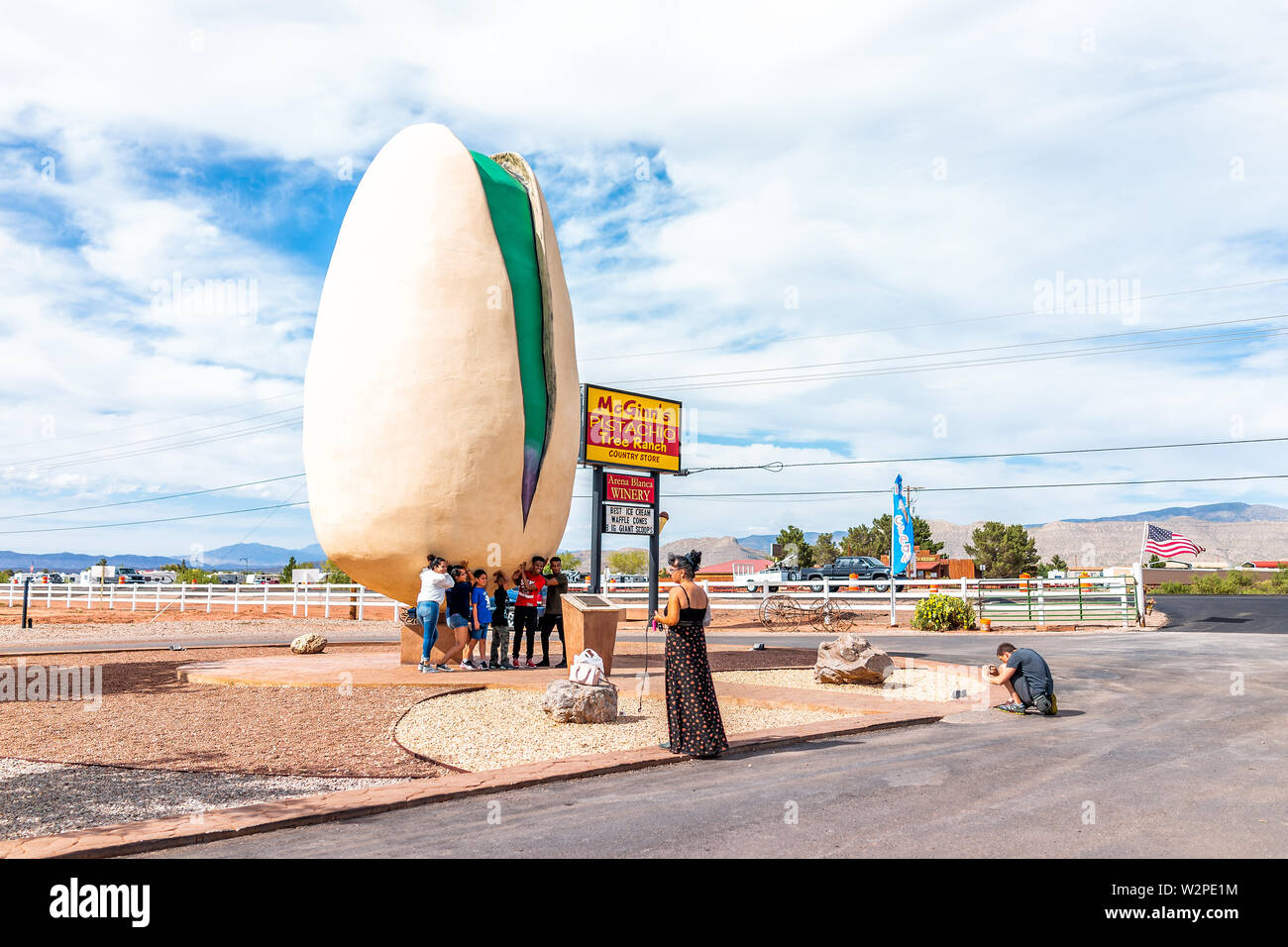 Alamogordo, USA - 9 juin 2019 : Nouveau Mexique pistachier ferme avec la plus grande statue de l'écrou et les personnes qui se font passer par sign Banque D'Images