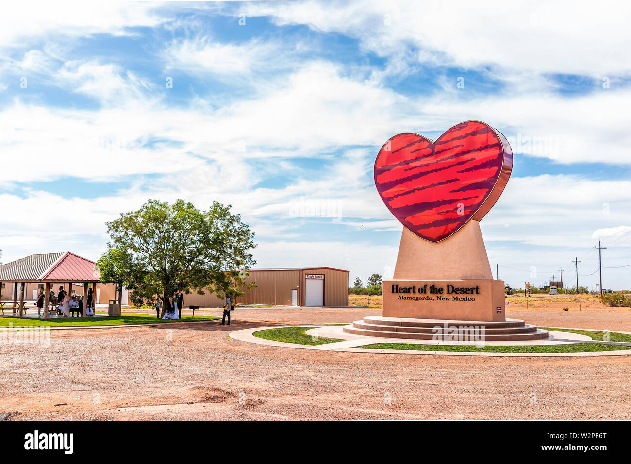 Alamogordo, USA - 9 juin 2019 : Nouveau Mexique pistachier ferme avec coeur du désert signe et personnes cérémonie de mariage Banque D'Images