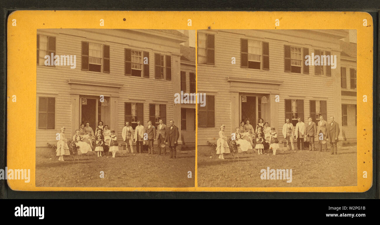 Un groupe en face d'une armature en bois maison ou hôtel, Brattleboro, Vt, de Robert N Dennis collection de vues stéréoscopiques Banque D'Images
