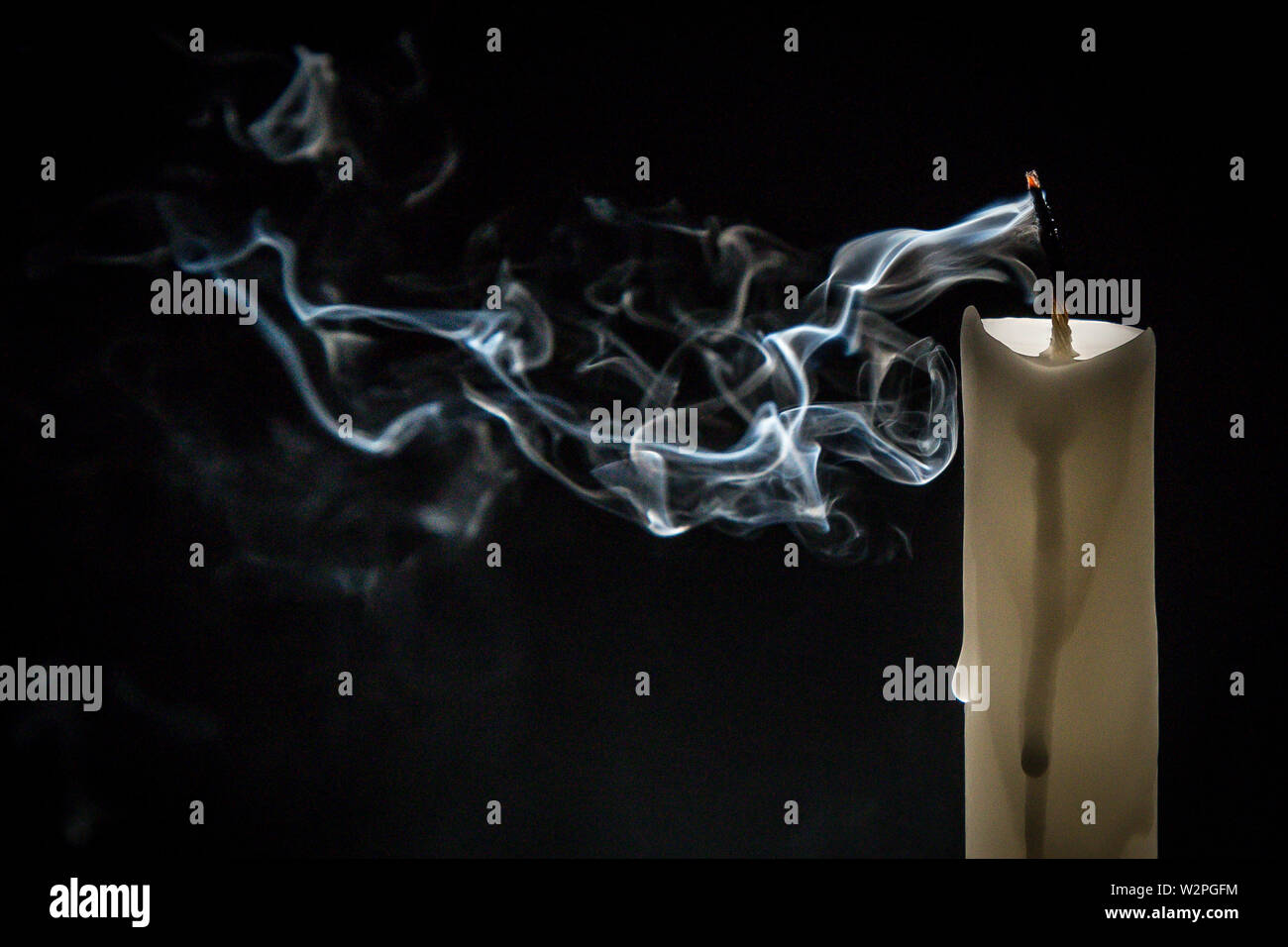 Bougie de fumée sur fond noir Photo Stock - Alamy