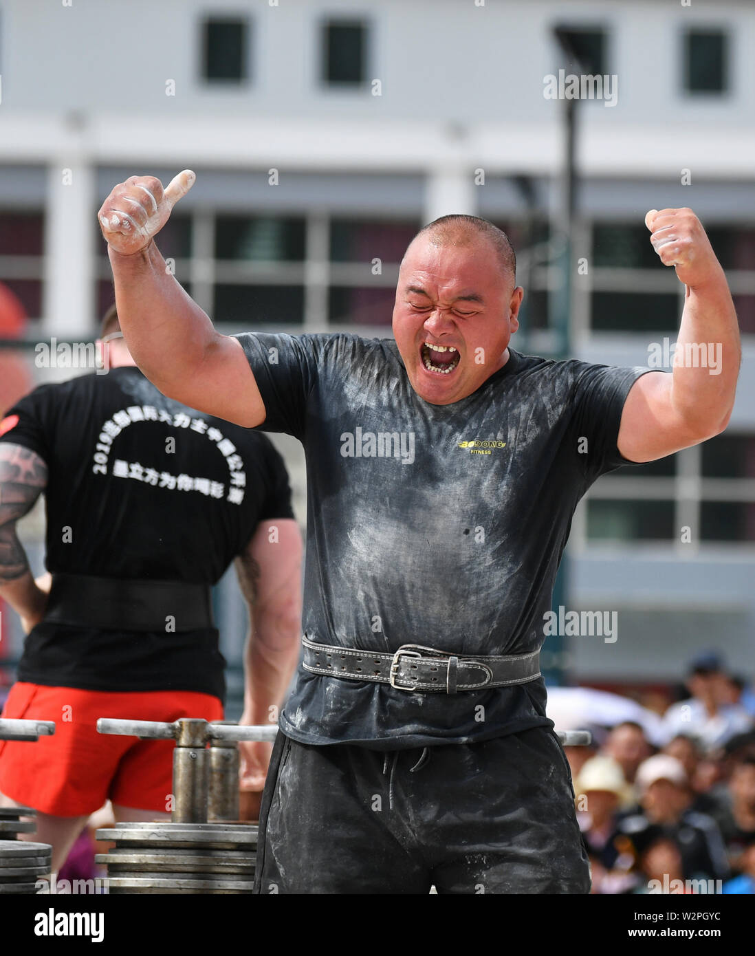 (190710) -- DIEBU, 10 juillet 2019 (Xinhua) -- Zhang Mingming de Chine célèbre durant l' échelle d'énergie' match de l'homme le plus fort 2019 Diebu Concours International Open de Chine à Diebu, nord-ouest de la Chine, la province de Gansu, le 10 juillet 2019. (Xinhua/Chen Bin) Banque D'Images