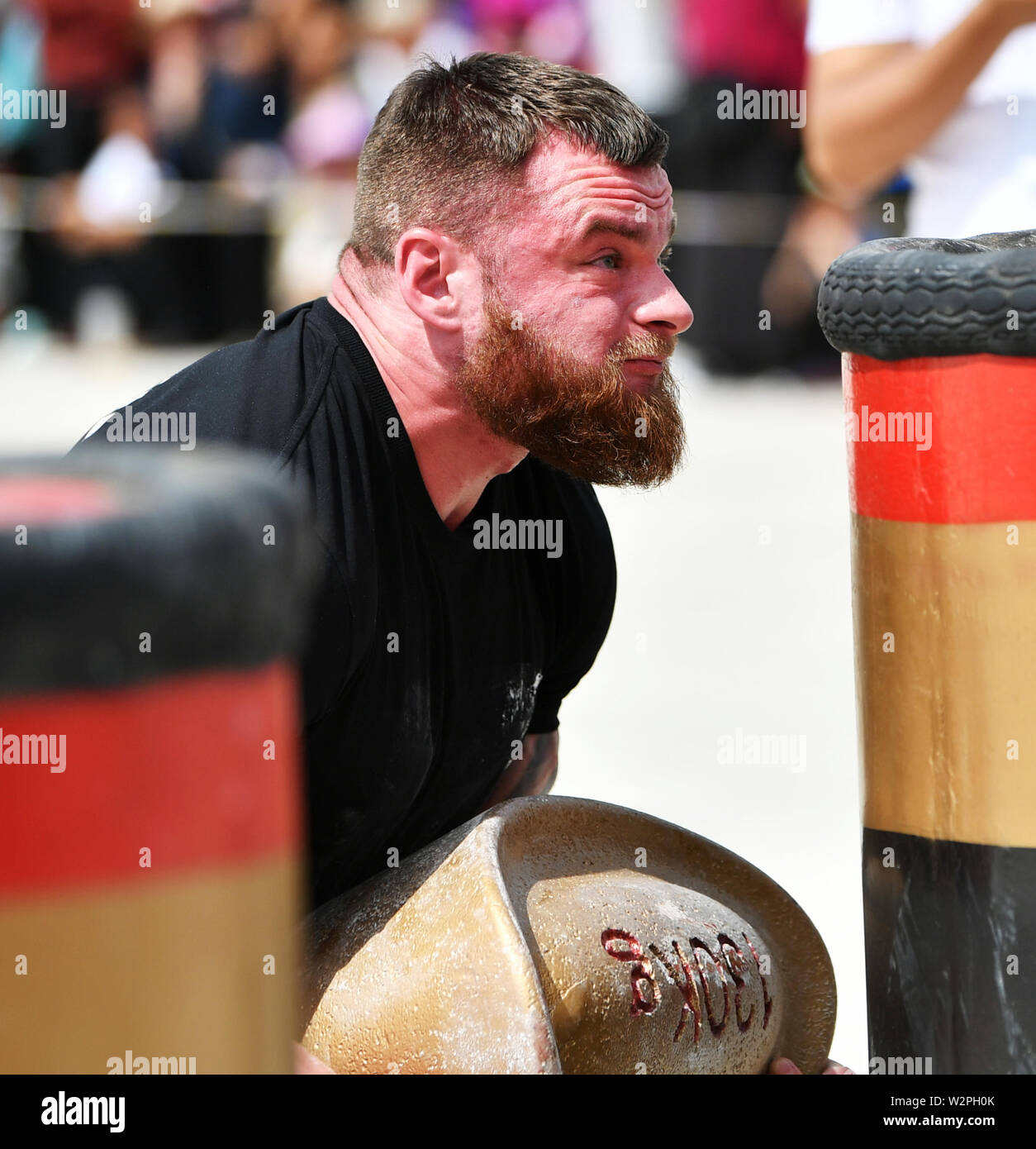 (190710) -- DIEBU, 10 juillet 2019 (Xinhua) -- Raskin Ilya du Kazakhstan est en concurrence au cours de la 'Hugging Inpot' match de l'homme le plus fort 2019 Diebu Concours International Open de Chine à Diebu, nord-ouest de la Chine, la province de Gansu, le 10 juillet 2019. (Xinhua/Chen Bin) Banque D'Images
