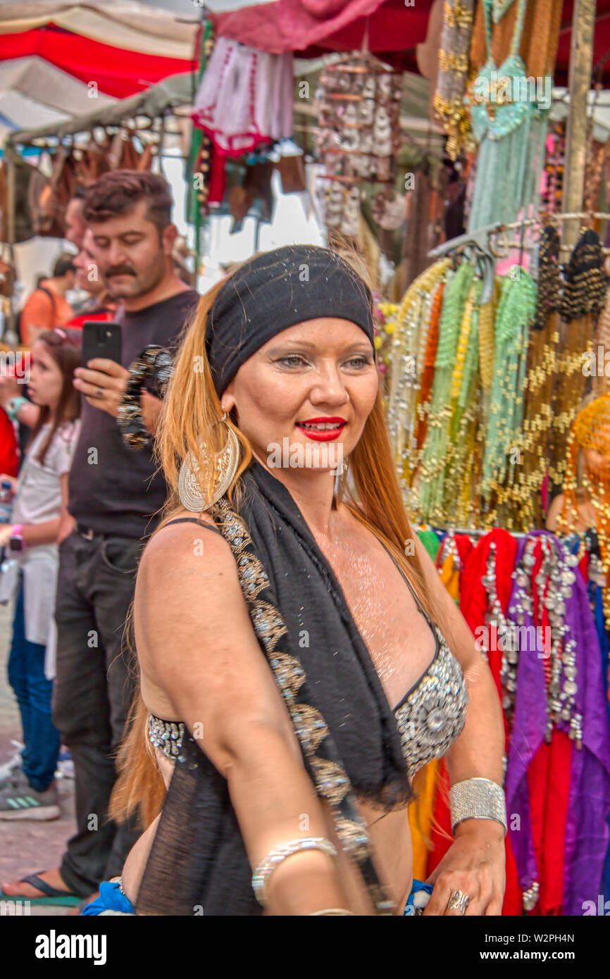 Mertola, Portugal - Mai 18, 2019 : jeunes femmes danser danses arabes traditionnels dans les rues de Mertola, où le festival Islamique a lieu tous les deux Banque D'Images