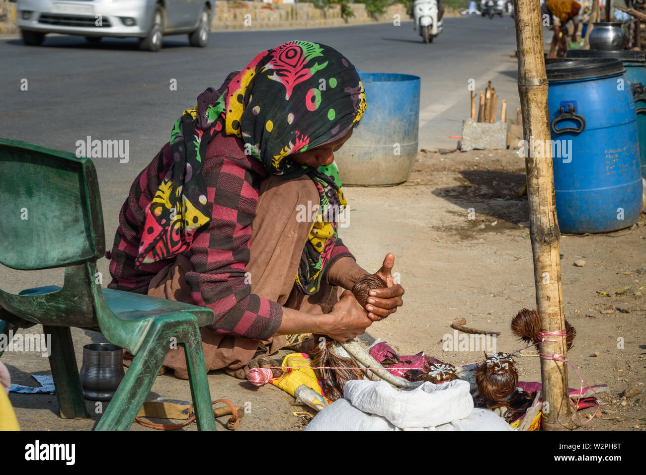 La ville d'Ajmer, Inde - Février 07, 2019 : femme indienne fait faux Kasturi Deer Musk Pod de la peau du chien sur la rue dans la ville d'Ajmer. Rajasthan Banque D'Images