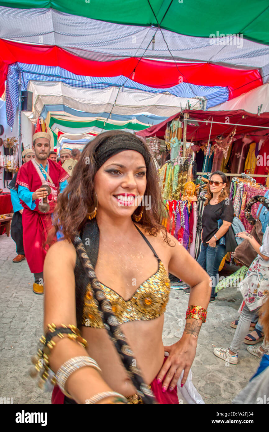 Mertola, Portugal - Mai 18, 2019 : jeunes femmes danser danses arabes traditionnels dans les rues de Mertola, où le festival Islamique a lieu tous les deux Banque D'Images