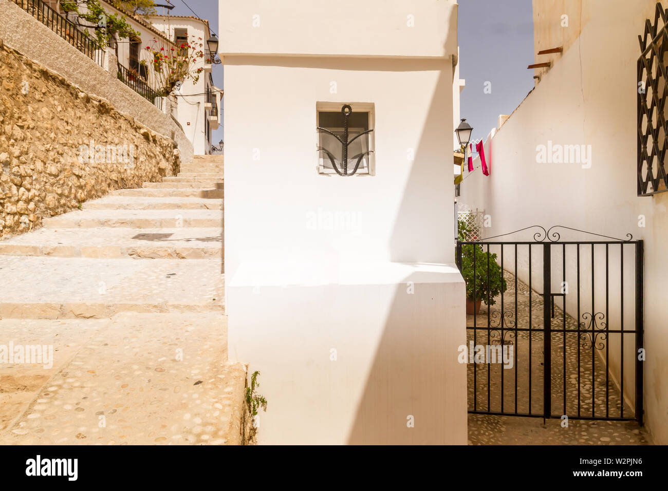 Voir de belles rues blanches dans la vieille ville d'Altea, Espagne Banque D'Images