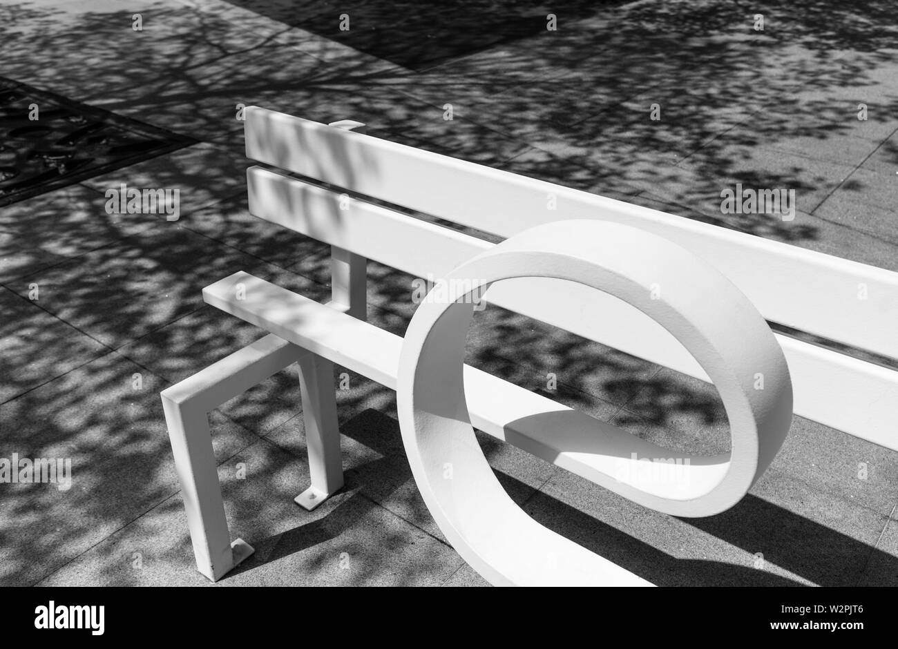 Funny white long banc de parc public, Banque D'Images