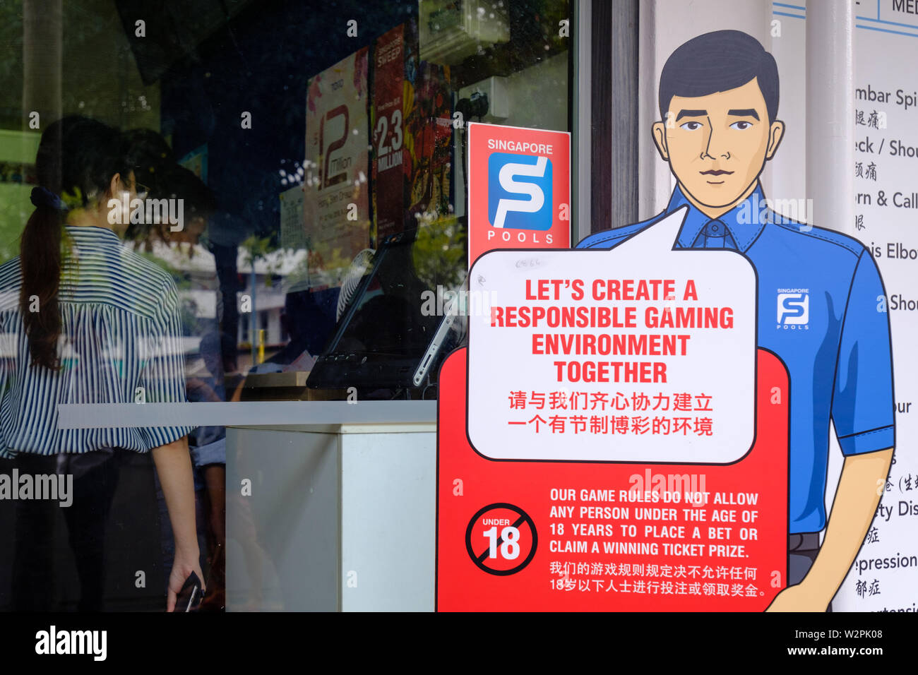 FEB 2019 Singapour-22 : Les clients achètent des billets de loterie en France Piscines shop Banque D'Images