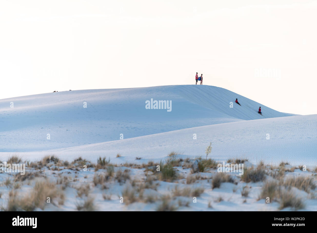 La Luz - 9 juin 2019 : dunes de sable blanc monument national sable de gypse et plantes au Nouveau-Mexique avec horizon au coucher du soleil et les gens de famille à distance Banque D'Images