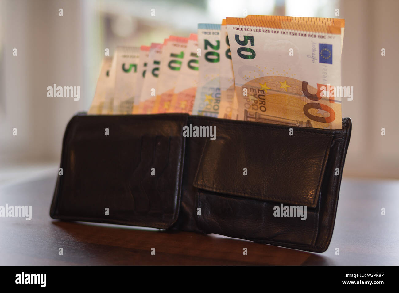 Porte-monnaie ouvert avec beaucoup d'euros. banknites Les gens riches Concept. Plan d'investissement de l'argent. Comment dépenser de l'argent sagement Banque D'Images