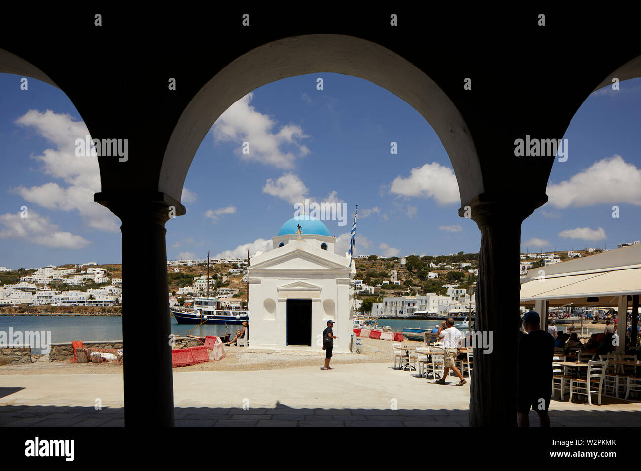 Mykonos, l'île grecque de Mikonos, partie des Cyclades, Grèce. vue de l'église Agios Nikolaos petite église dans le port Banque D'Images