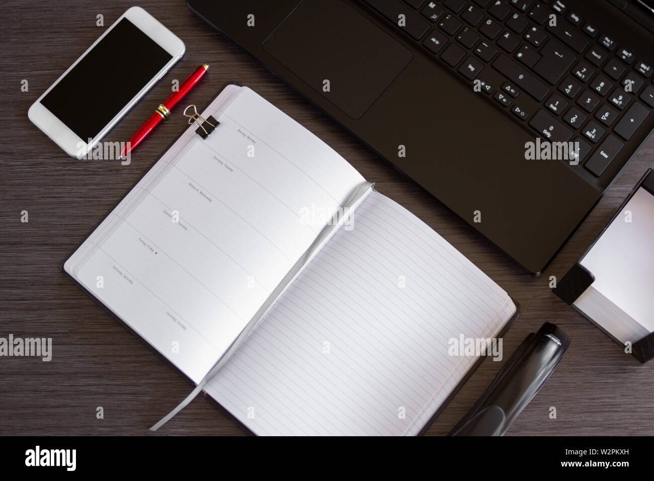 Vue de dessus de bureau moderne bureau avec ordinateur portable, téléphone intelligent, ordinateur portable et autres fournitures. Office Concept avec les documents et les appareils numériques. Banque D'Images