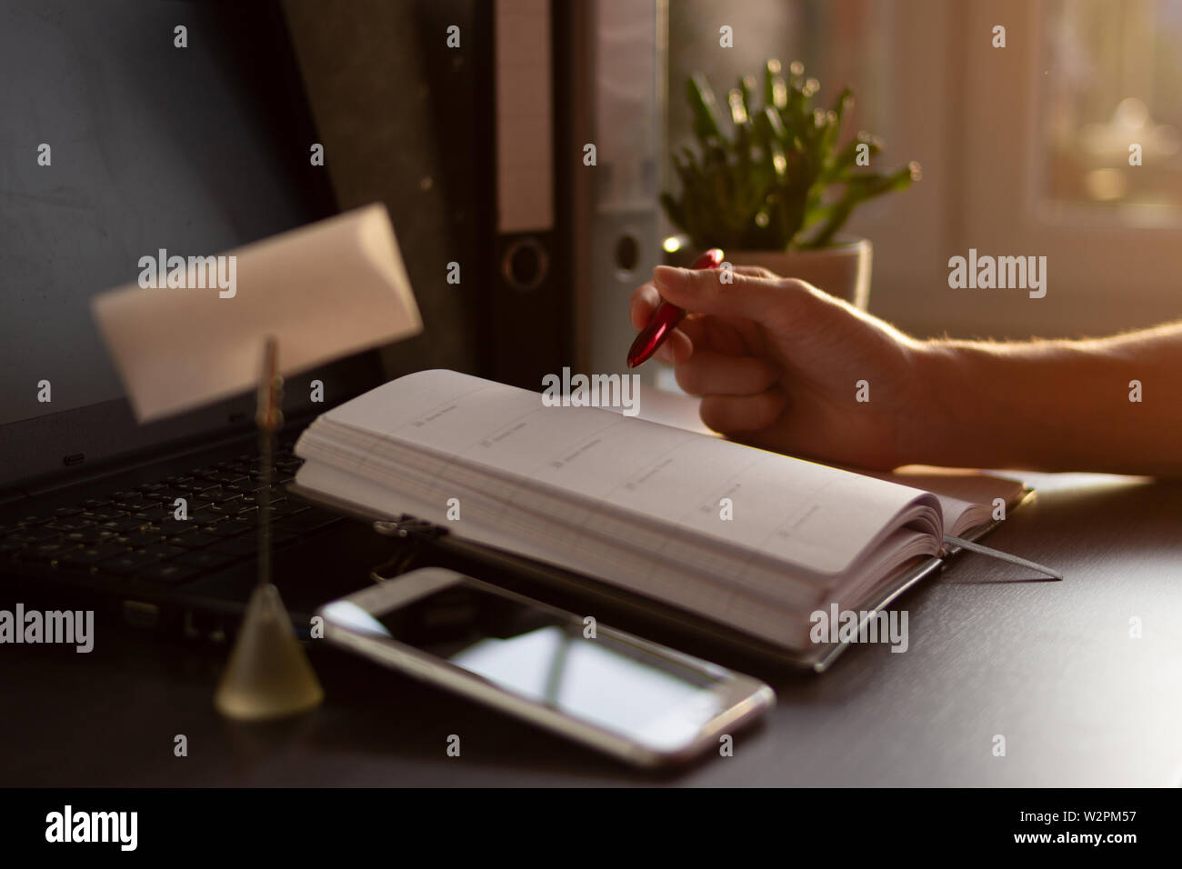 Main designer travaillant avec tablette numérique et ordinateur portable et ordinateur portable. Vue latérale d'un business man's hands using smart phone in office Banque D'Images