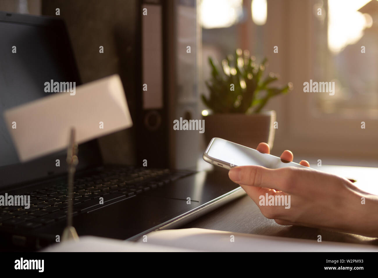 Jeune blogueur travaille avec smart phone dans son bureau à domicile. Concept pour les jeunes hommes d'. mode de vie occupé à designer les mains. Freelancer concept Banque D'Images