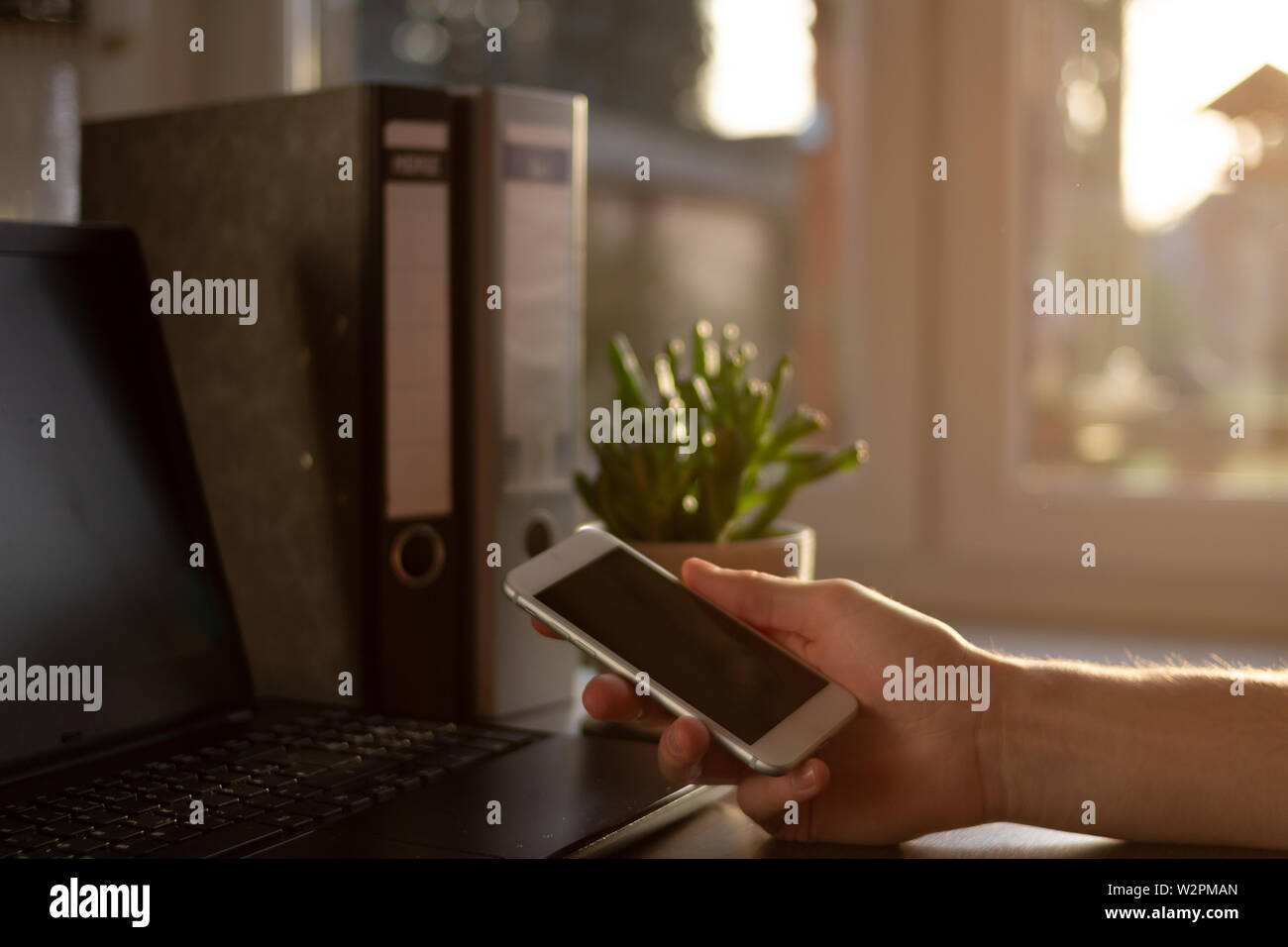 Jeune blogueur travaille avec smart phone dans son bureau à domicile. Concept pour les jeunes hommes d'. mode de vie occupé à designer les mains. Freelancer concept Banque D'Images