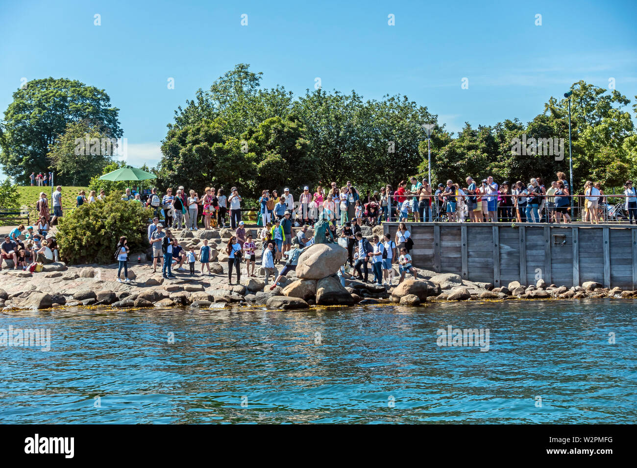 Les touristes et visiteurs entourant Den lille havfrue (la petite sirène) dans le port de Copenhague Danemark Copenhague Langelinie Europe Banque D'Images