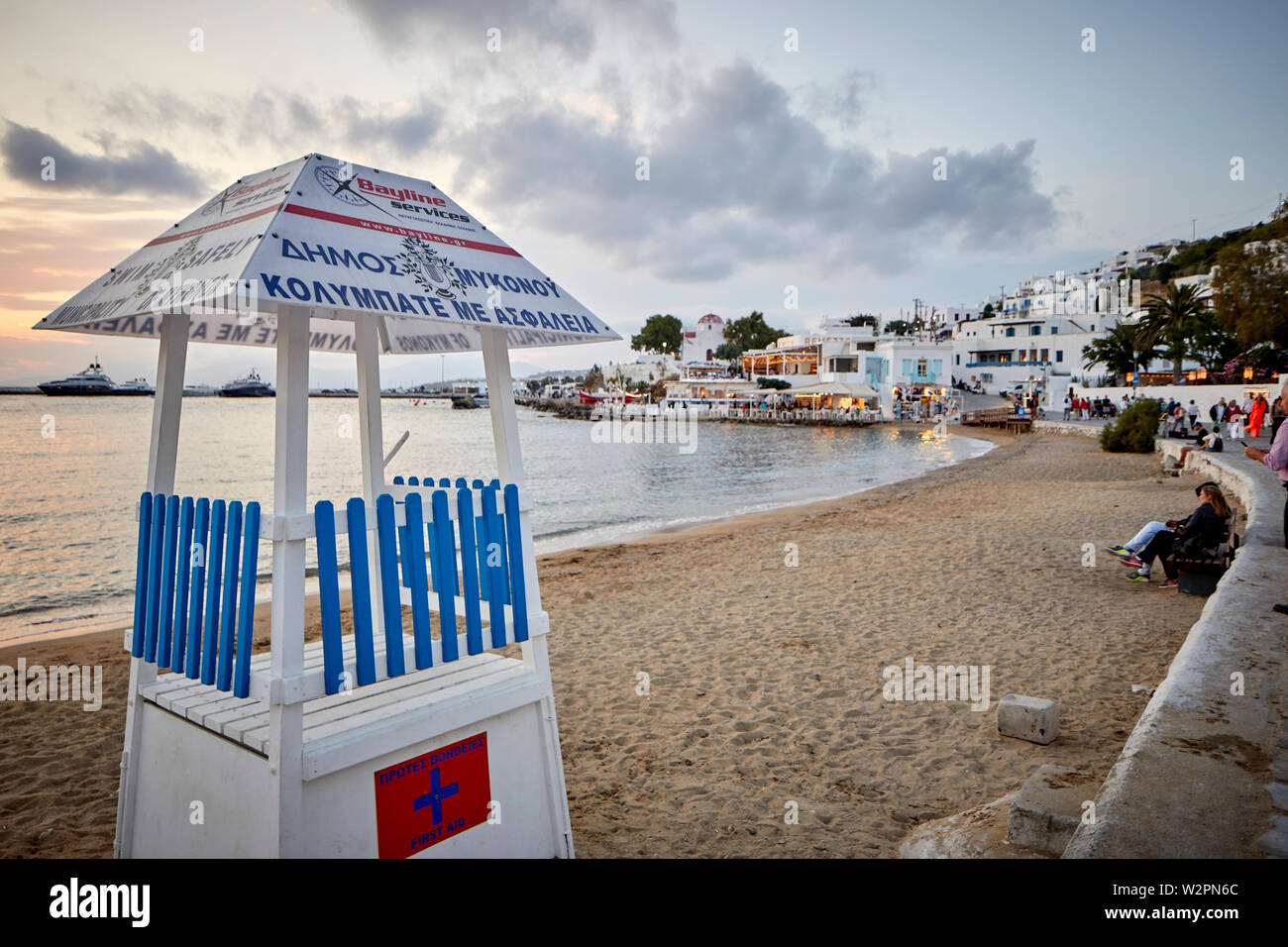 Mykonos, l'île grecque de Mikonos, partie des Cyclades, Grèce. harbour plage surveillée par tour services Bayline Banque D'Images