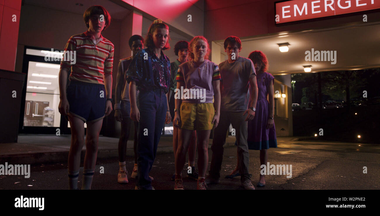 Noah Schnapp, Caleb McLaughlin, Millie Bobby Brown, Finn Wolfhard, Sadie, évier, Charlie Heaton, Natalia Dyer, 'Stranger choses 3' (2019) Crédit photo : Archives Le Hollywood / Netflix Banque D'Images