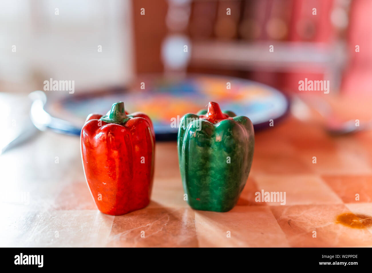 Gros plan du poivron coloré le sel et le poivre sur la table tremble par plaque dans l'arrière-plan flou Banque D'Images