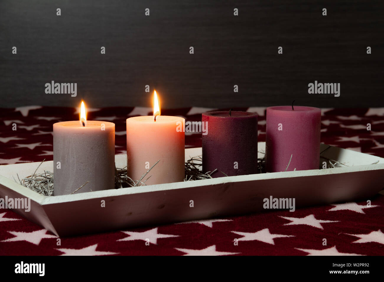 Décoration de Noël ordinaire pour le 2ème dimanche de l'Avent. Bougies de l' avent décoration fond Photo Stock - Alamy