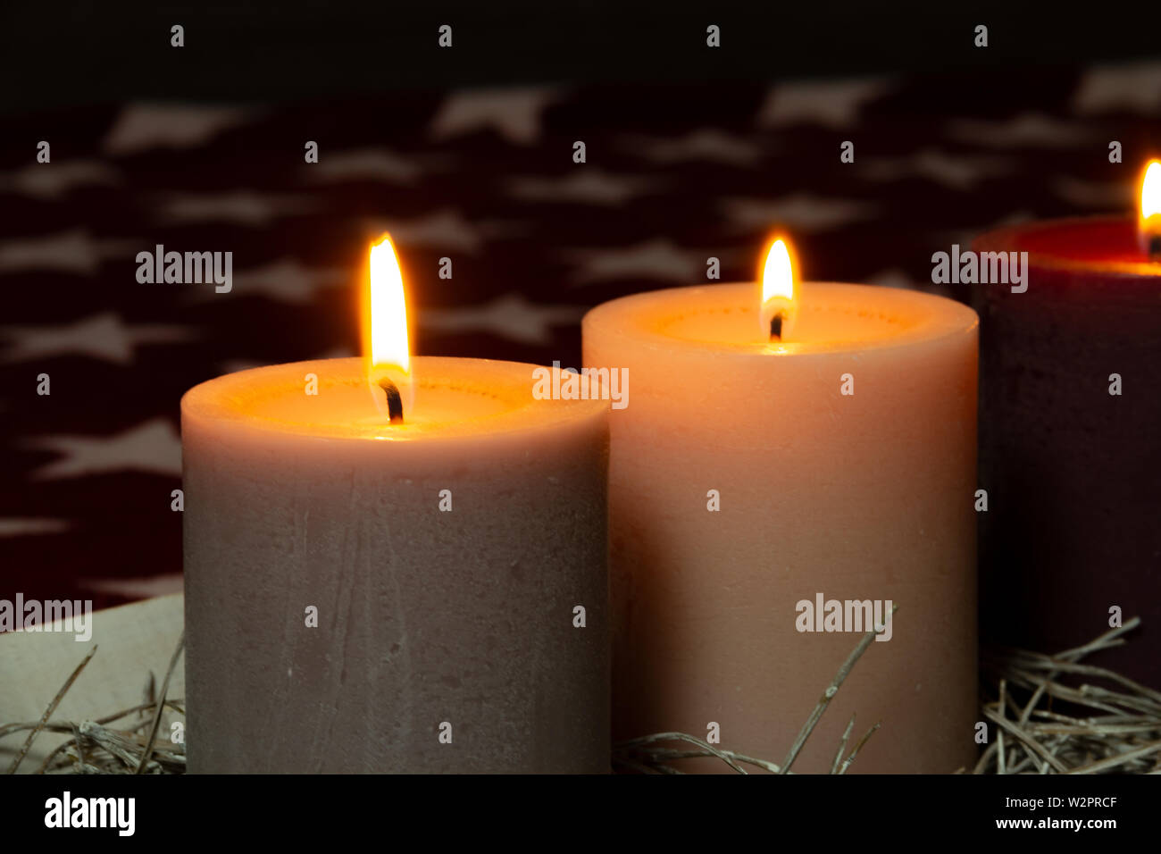 Décoration de Noël avec de belles bougies de l'Avent. Close up bougie allumée. Surface texturée wax. Close up concept bougies Noël arrière-plan Banque D'Images