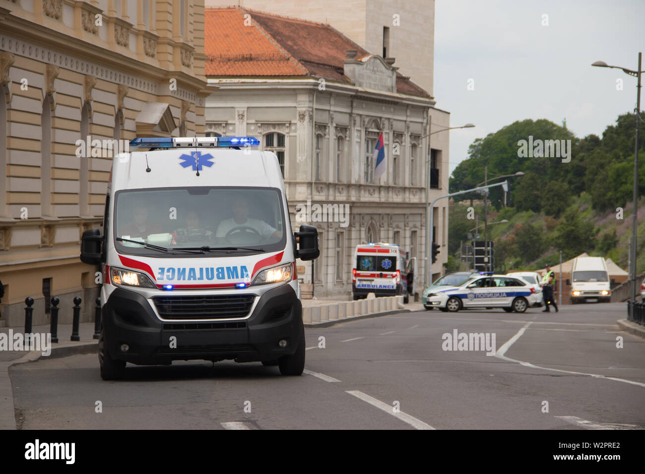 Véhicule d'ambulance dans la rue, avec la police en arrière-plan, sécurisation de l'activité publique à Belgrade Banque D'Images