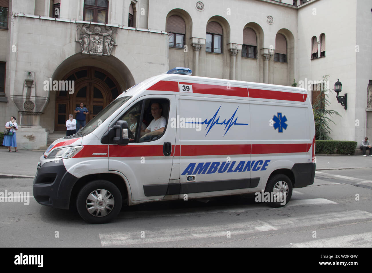Véhicule d'ambulance dans la rue, avec la police en arrière-plan, sécurisation de l'activité publique à Belgrade Banque D'Images