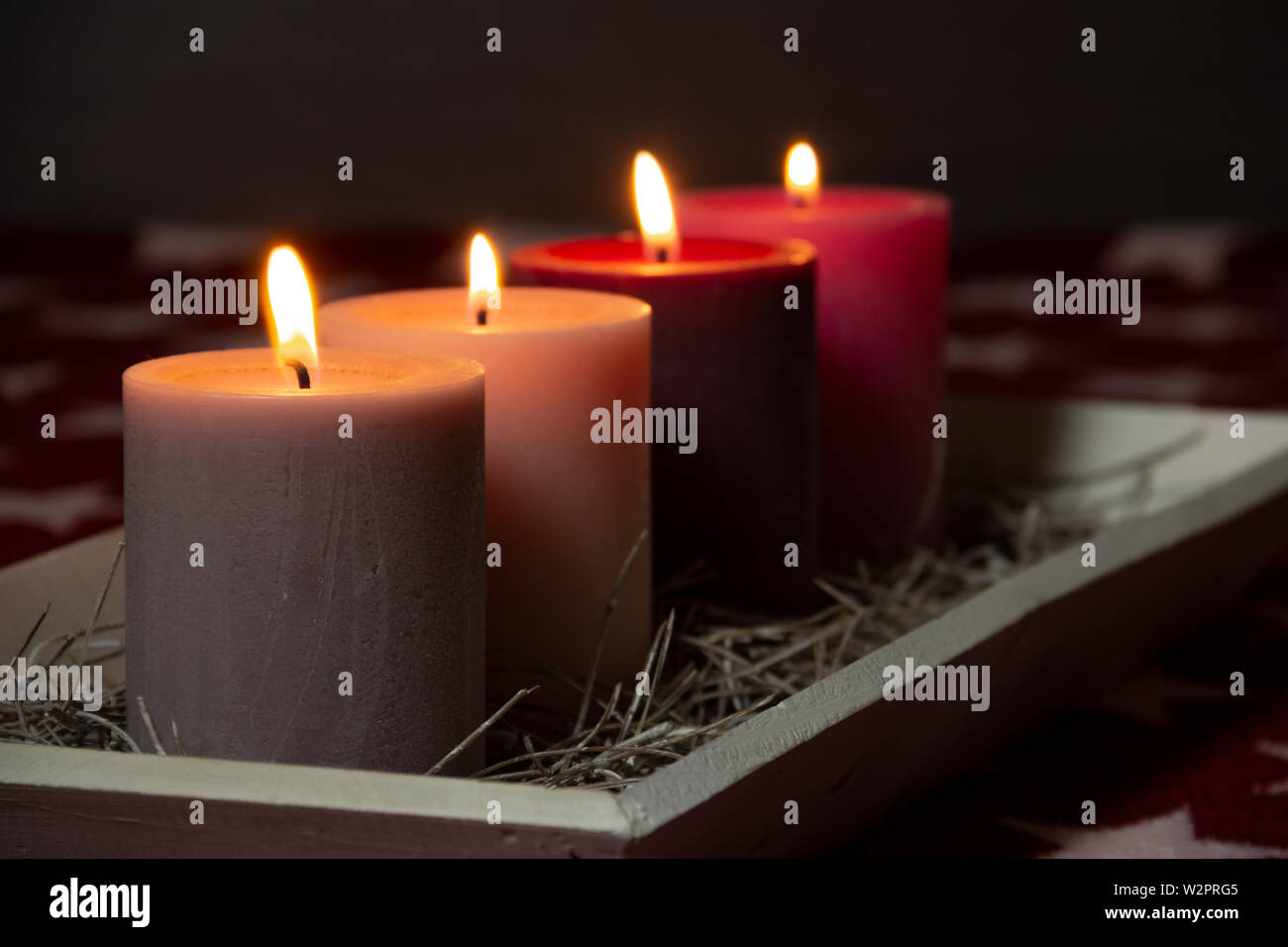 Décoration de Noël ordinaire avec l'avènement des bougies. Les quatre bougies de Noël éclairé. Noël arrière-plan Concept. Bougies colorés traditionnels. Banque D'Images