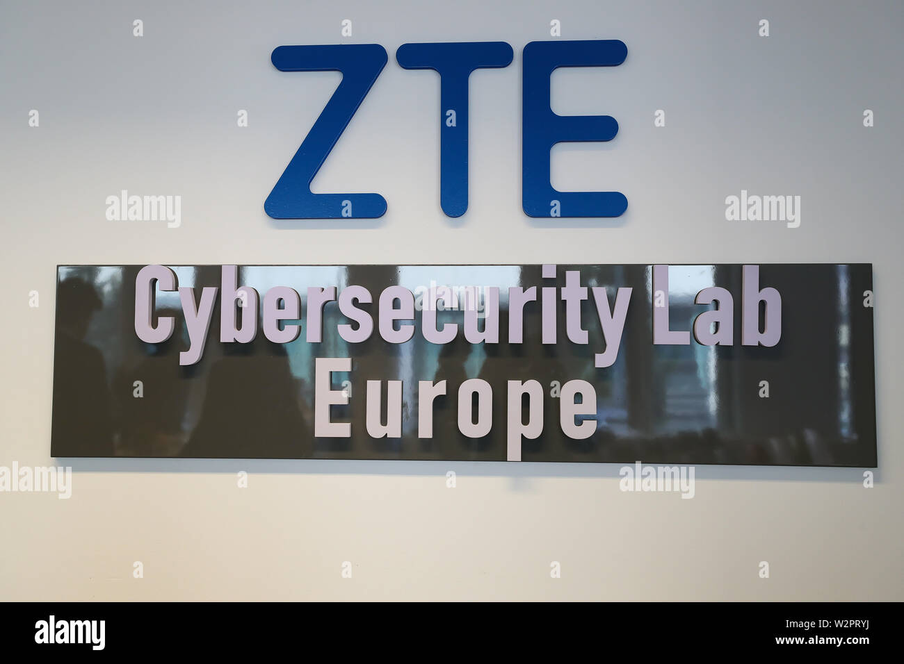 Bruxelles. 09 juillet 2019. Photo prise le 9 juillet 2019 montre la cybersécurité ZTE Lab Europe logo et plaque à Bruxelles, Belgique. Le géant chinois des télécommunications ZTE a lancé son laboratoire de cybersécurité de l'Europe à Bruxelles, mardi. Credit : Zhang Cheng/Xinhua/Alamy Live News Banque D'Images