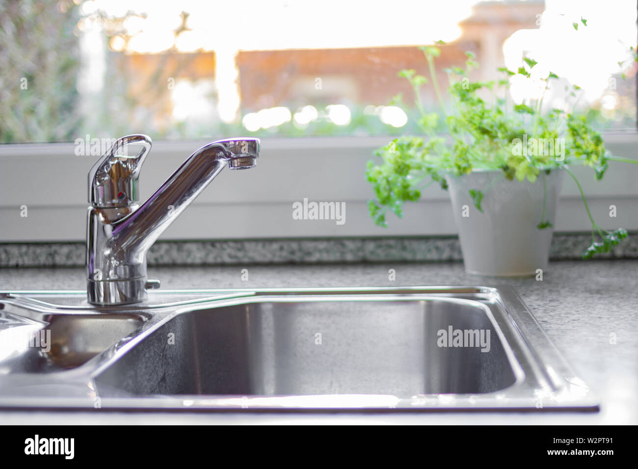 Cuisine moderne avec belle vue sur le jardin. Chrome évier de cuisine. Concept cuisine moderne. Banque D'Images