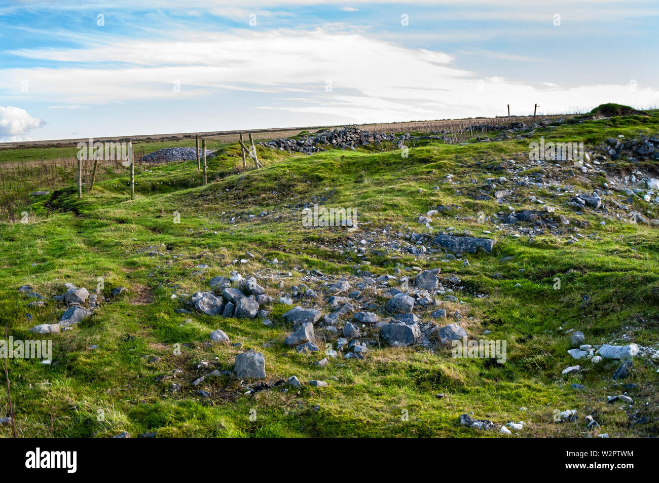 Terrils près de l'ancien de l'arbre du moteur (clôturé) au hazard Mine, une ancienne mine de plomb et très réussie sur Castleton Moor. Banque D'Images