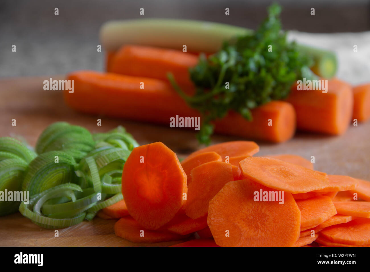 Les légumes pendant que la préparation d'une soupe saine Banque D'Images