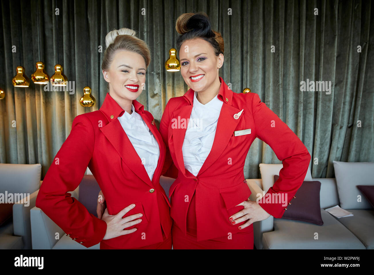 Que représente l'équipage de cabine de Virgin Atlantic air hostess en uniforme rouge Banque D'Images