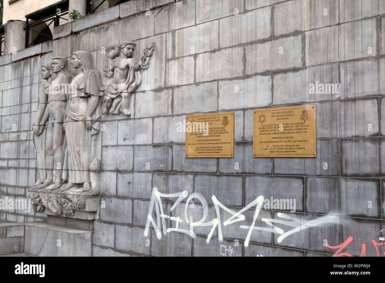Écrit Plaques en français et flamand rendent hommage aux habitants de la Belgique qui ont aidé des Juifs pendant l'occupation nazie de Wold la Deuxième Guerre mondiale. Banque D'Images