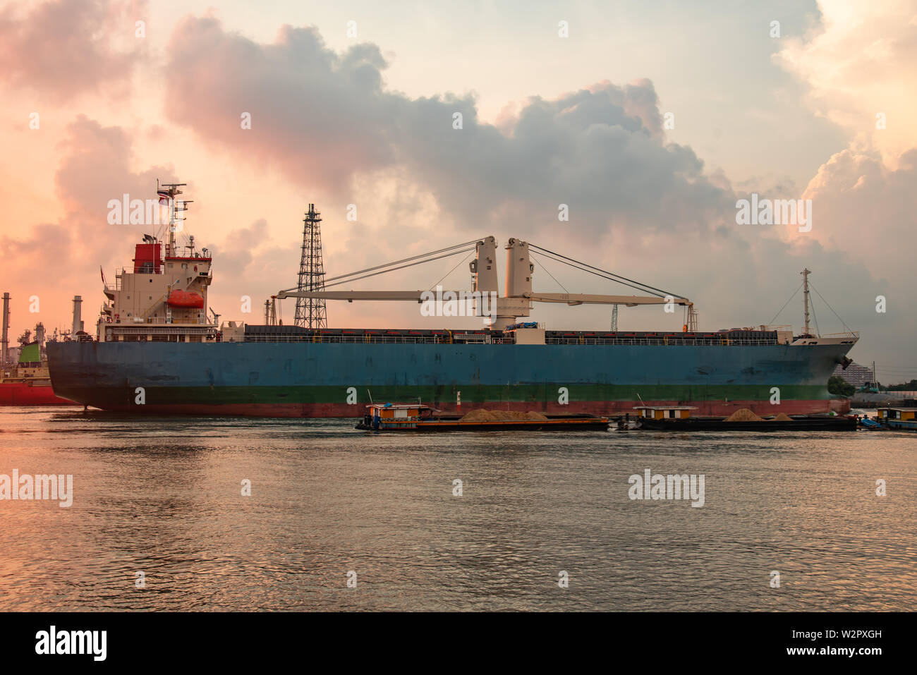 De grands navires qui transportent des conteneurs avec le commerce extérieur, le transport des marchandises et des machines au port de la rivière Chao Phraya. Banque D'Images