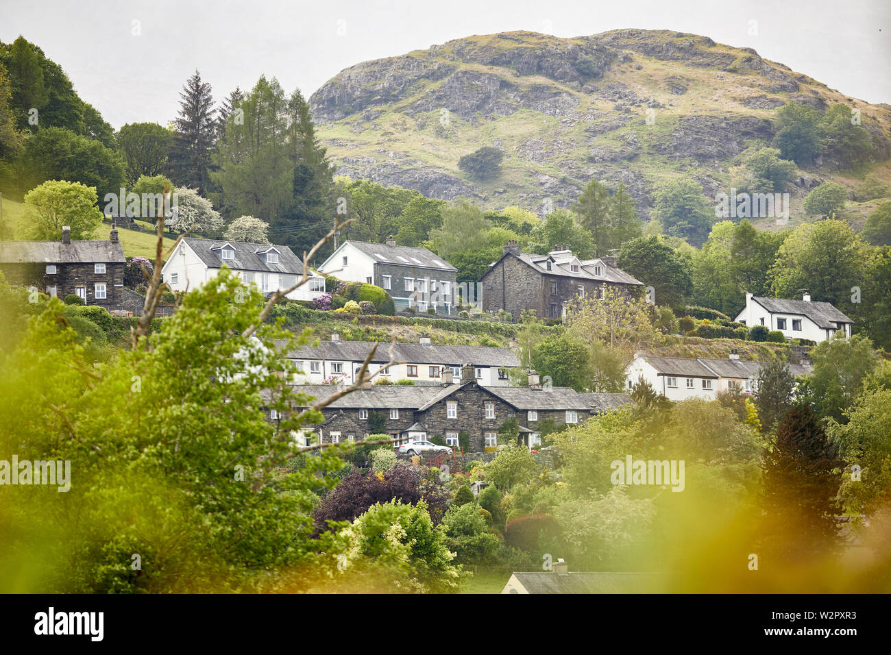 Il int Coniston Lake District, Cumbria, Angleterre, maisons au pied de Coniston le vieil homme Banque D'Images