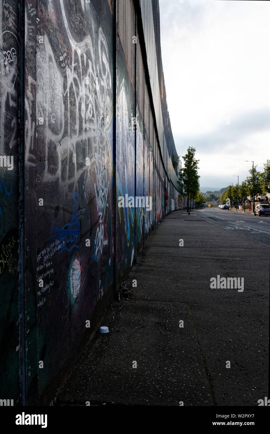 La paix Wall,Cupar Way,l'Ouest de Belfast, Irlande du Nord, Royaume-Uni Banque D'Images