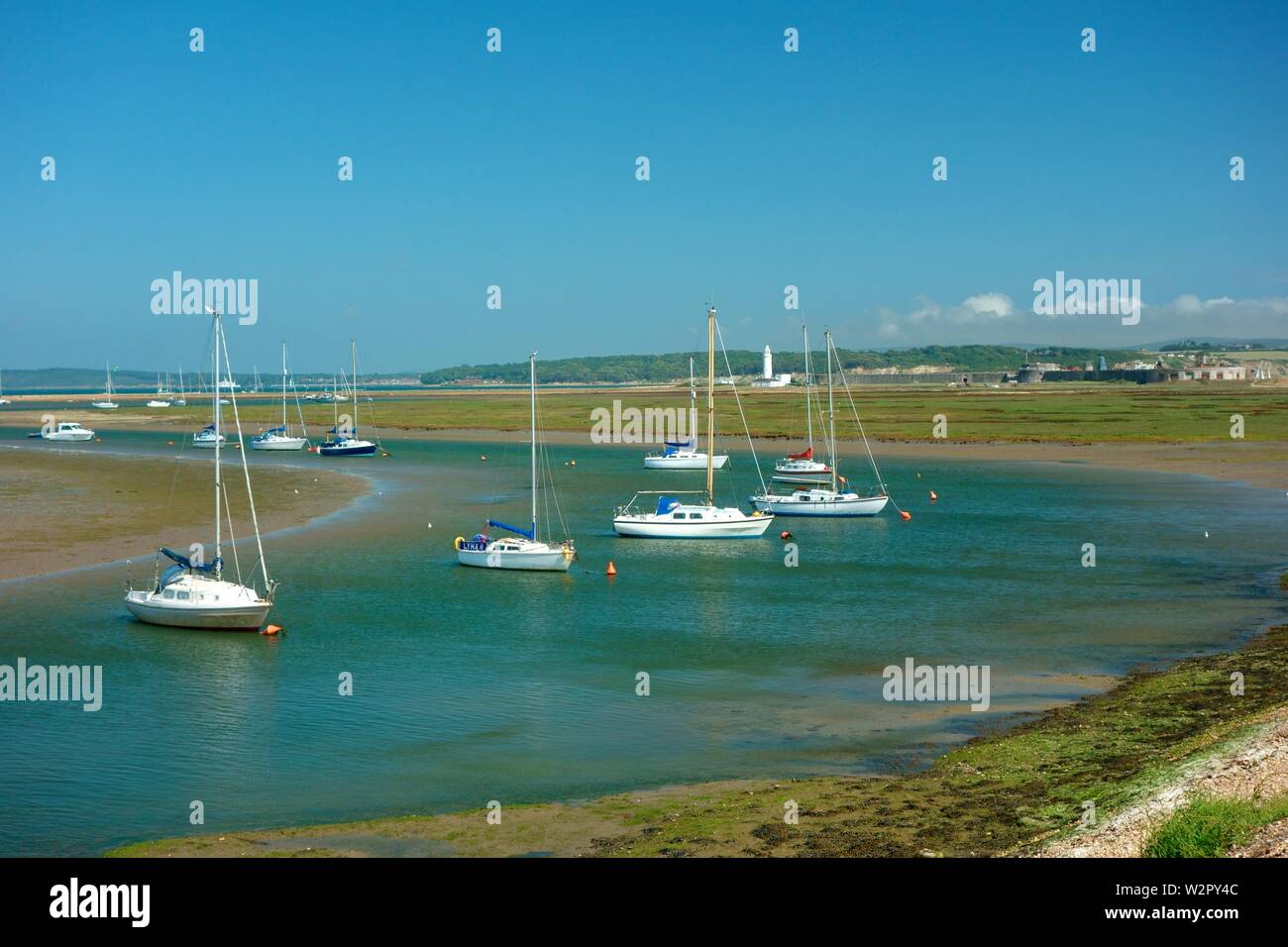 Yachts amarrés avec Château de Hurst en arrière-plan Banque D'Images