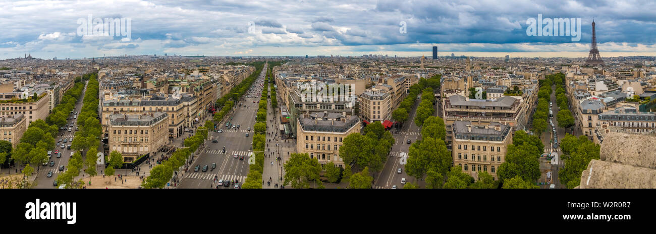 Immense panorama photo aérienne de la ville de Paris à Montmartre, le Sacré-Cœur, de la Tour Montparnasse et de la Tour Eiffel, dont l'Avenue de Friedland,... Banque D'Images