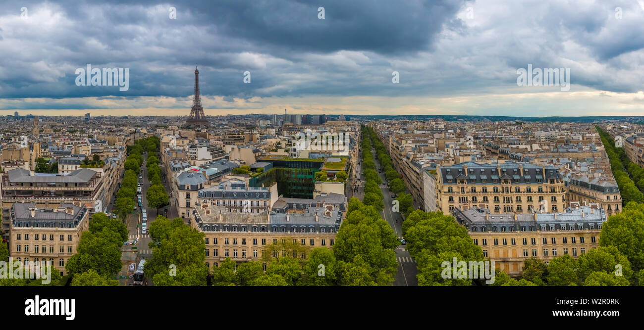 Grand panorama photo aérienne de la ville de Paris avec la célèbre Tour Eiffel et y compris l'Avenue d'Iéna, Avenue Kléber et l'Avenue Victor... Banque D'Images