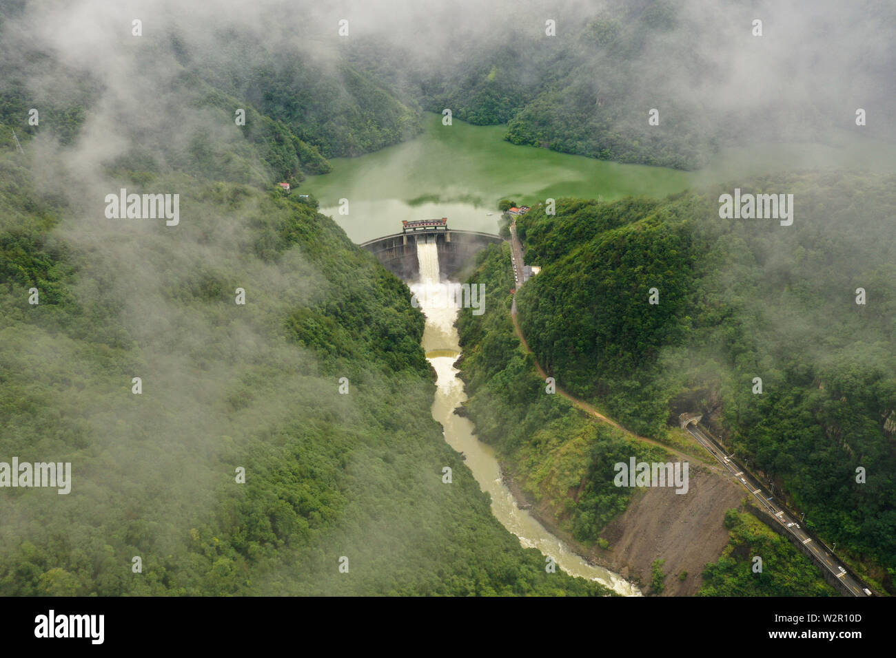 (190710) -- WENZHOU, 10 juillet 2019 (Xinhua) -- photo aérienne prise le 10 juillet 2019 montre l'eau jaillit du réservoir à Jinxi Yongjia County à Wenzhou, province de Zhejiang, Chine orientale. Le réservoir a commencé à s'acquitter de l'eau d'inondation porté par les fortes précipitations sur le mercredi. (Photo par Su/Qiaojiang Xinhua) Banque D'Images