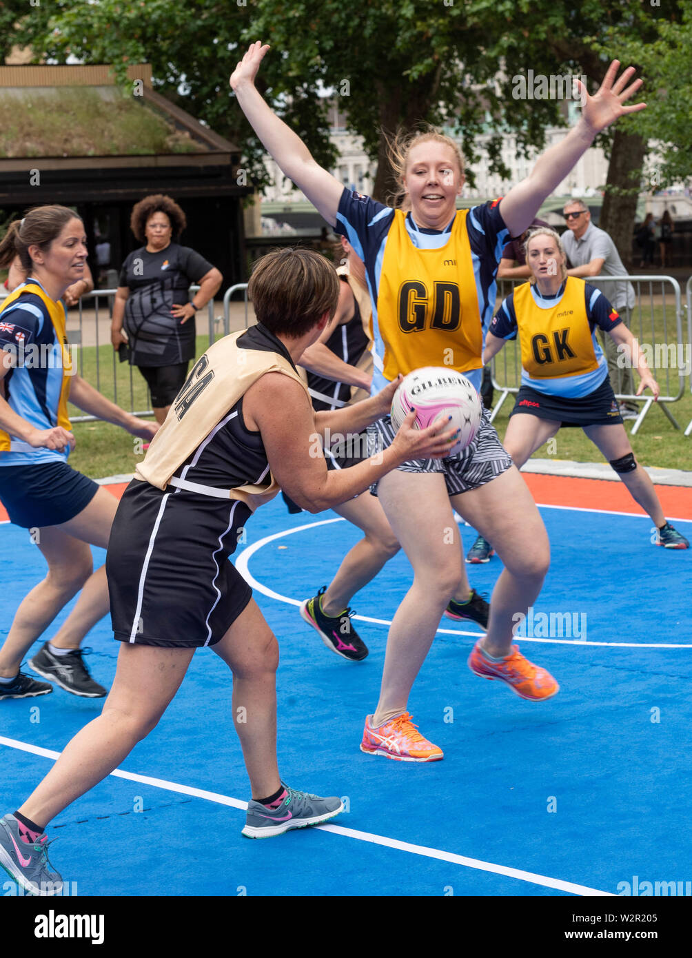 Londres, Royaume-Uni. 10 juillet 2019. Le netball parlementaire internationale de la concurrence dans les jardins de la Tour Victoria, joué par les équipes de parlementaires représentant le Royaume-Uni, la Nouvelle-Zélande et l'Australie. Organisé par l'Angleterre Netball netball en avant de la concurrence internationale. Crédit : Ian Davidson/Alamy Live News Banque D'Images