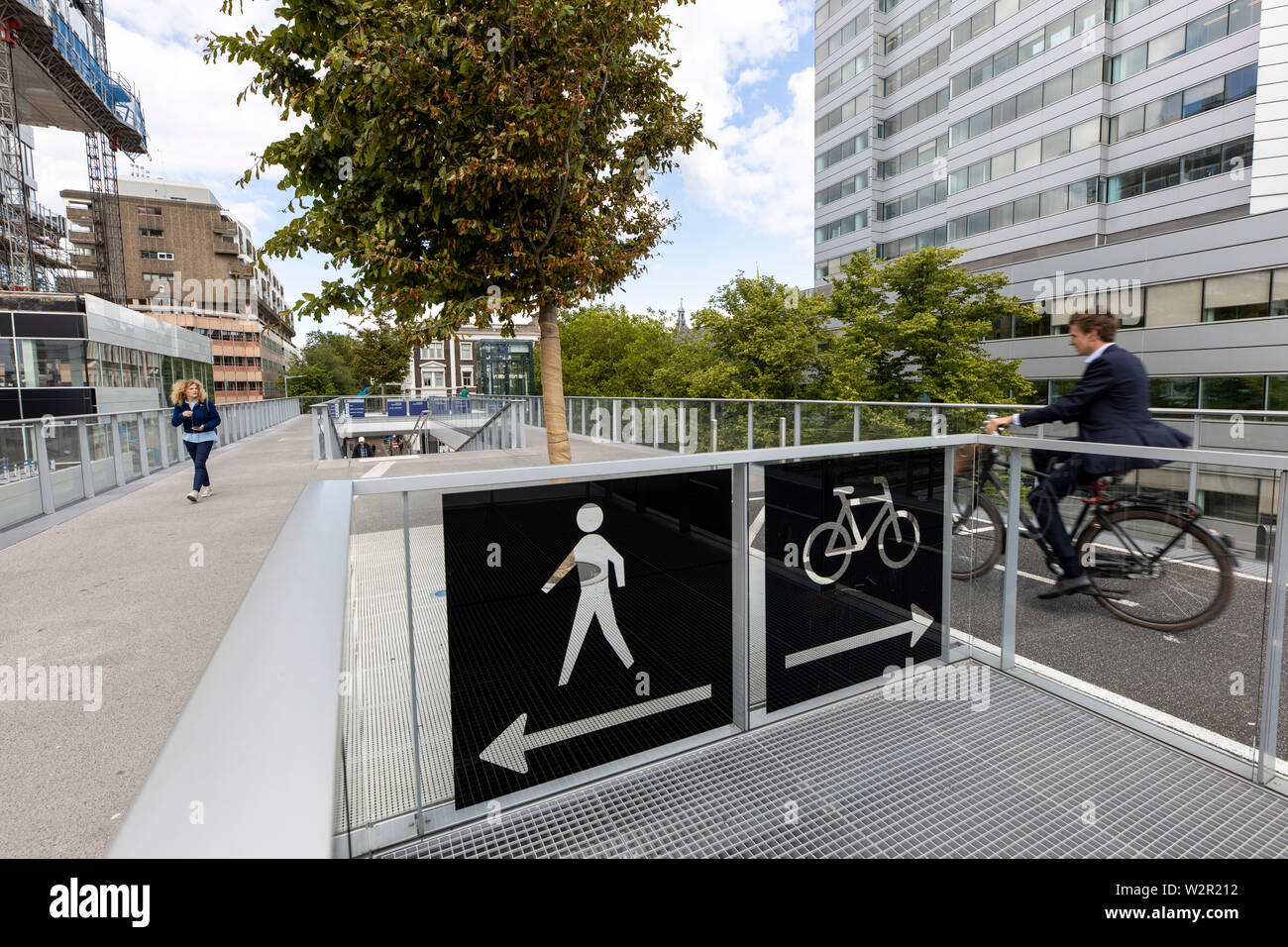 Utrecht, Pays-Bas, l'Moreelsebrug, piétons et cyclistes pont sur les traces de l'Utrecht Centraal, gare centrale, Banque D'Images