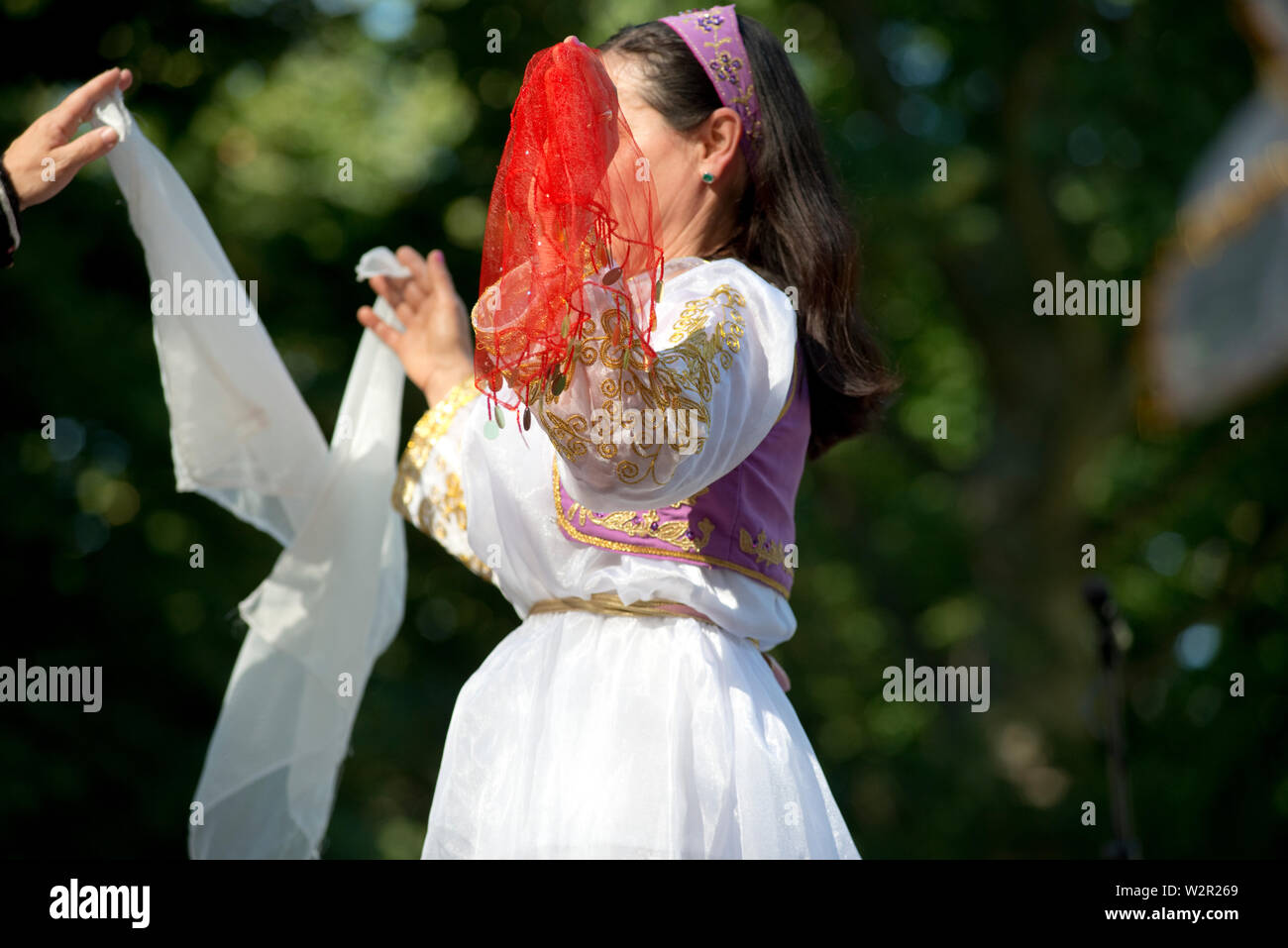 L'Italie, Lombardie, Crema, Festival des peuples, de l'Albanie danseurs portant Costume National Banque D'Images