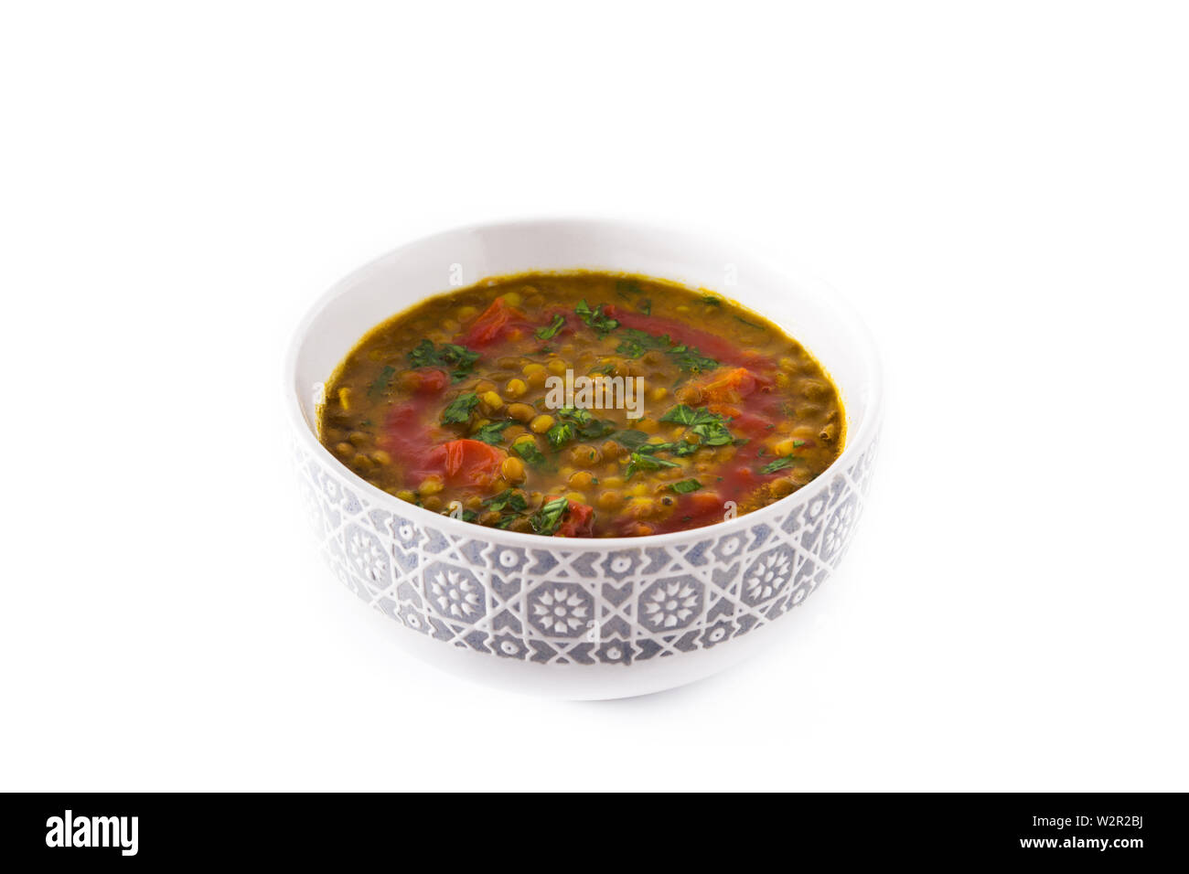 Soupe aux lentilles indiennes dal (dhal) dans un bol isolé sur fond blanc Banque D'Images